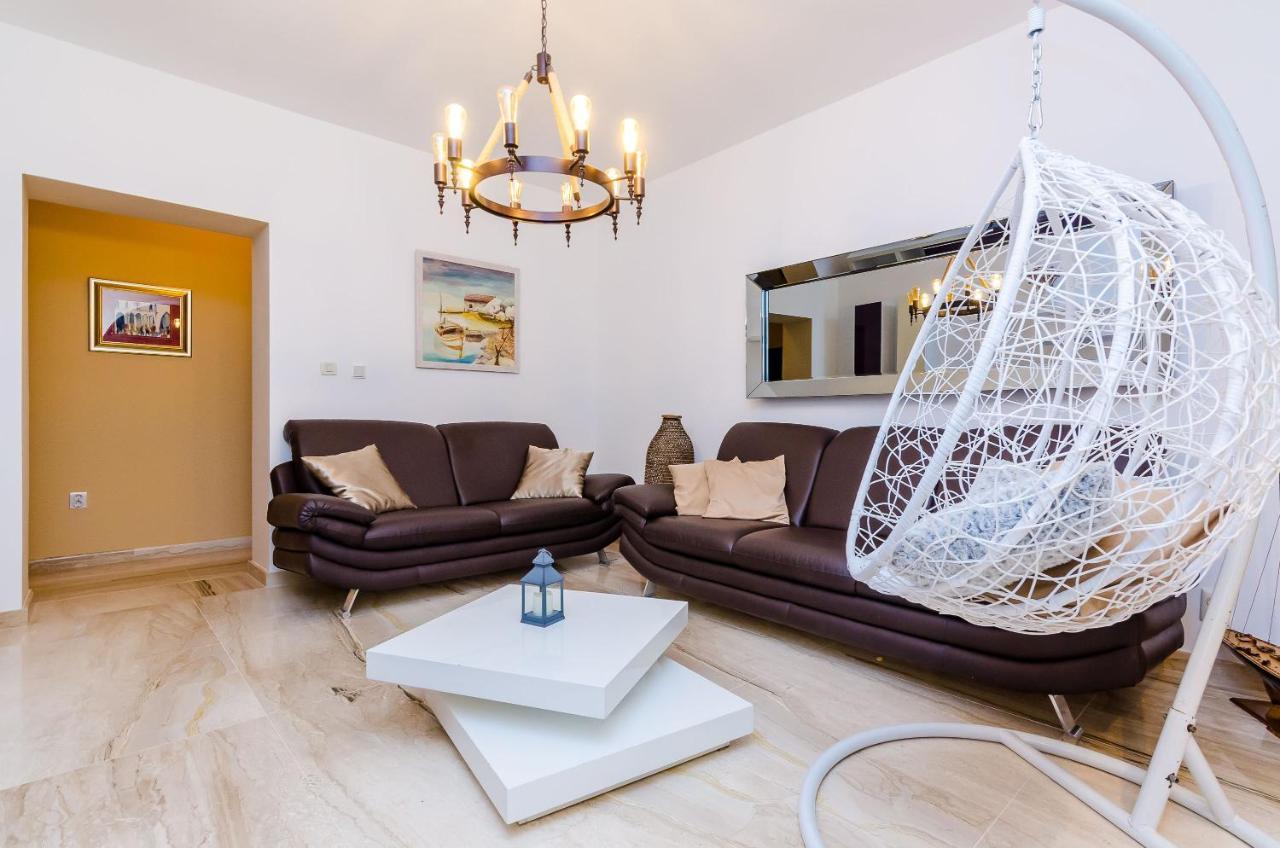 Camelia Luxury